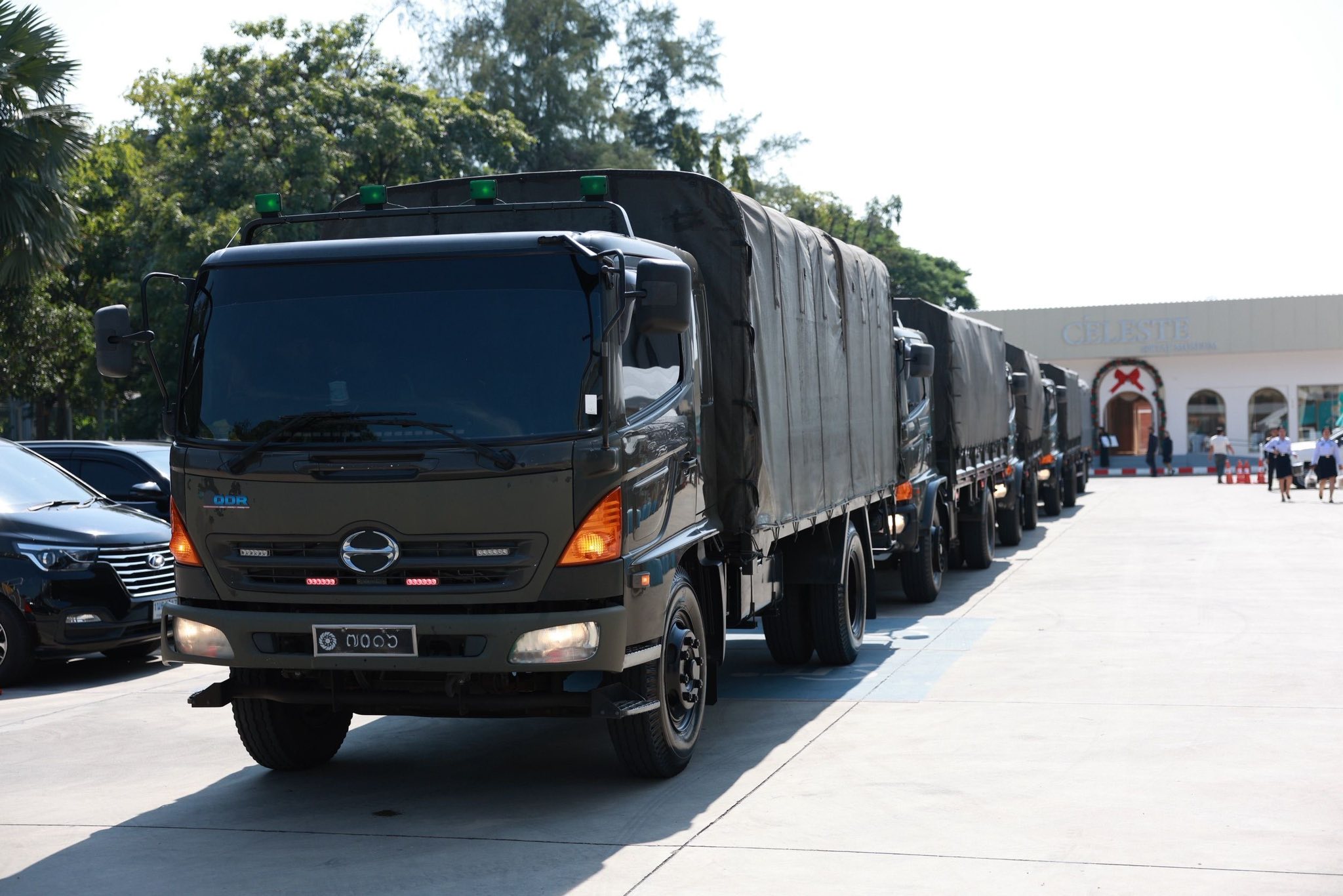 ศูนย์ประสานงานรับ–ส่งต่อความช่วยเหลือผู้ประสบอุทกภัย รับมอบสิ่งของจากภาครัฐ–เอกชน