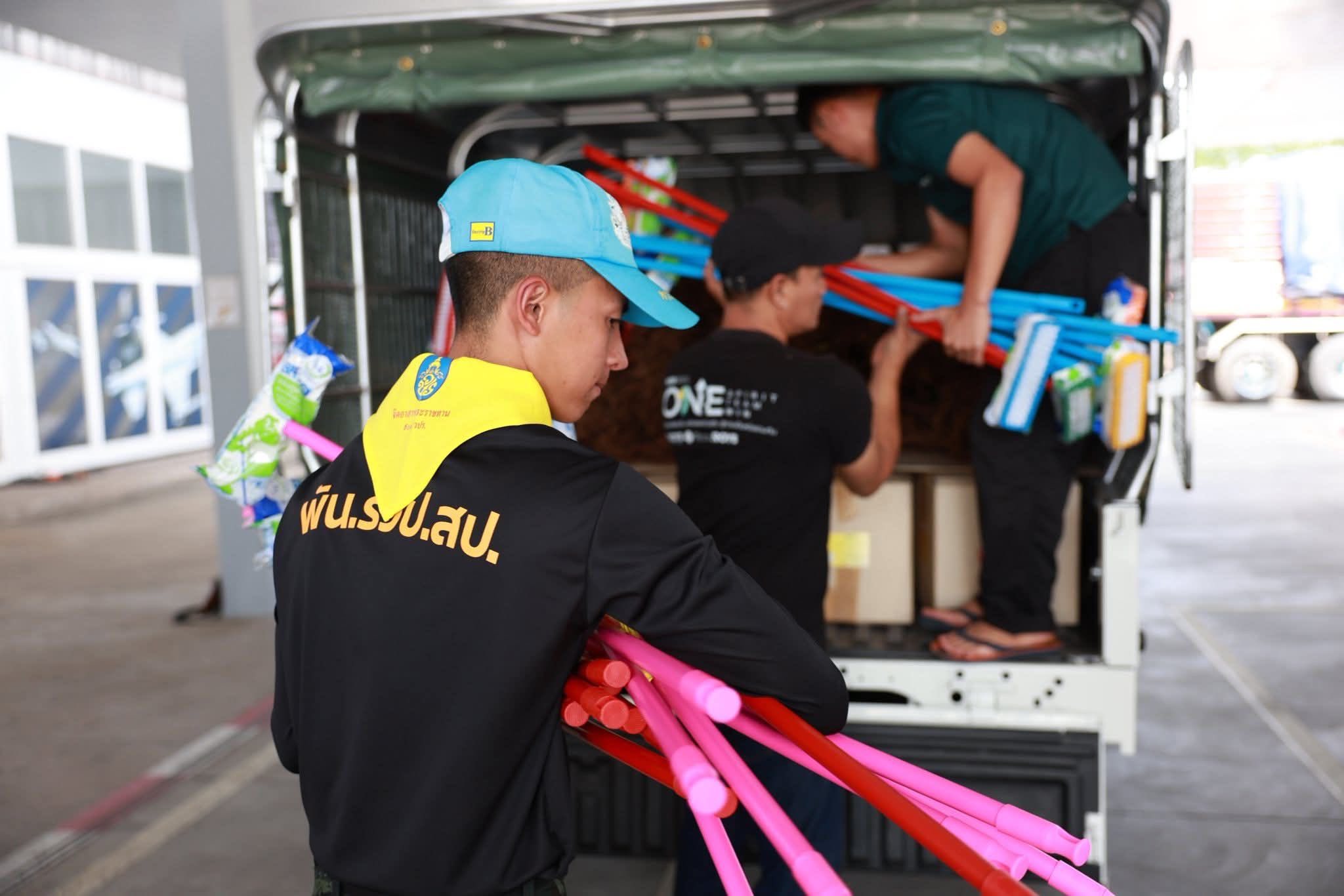 ศูนย์ประสานงานรับ–ส่งต่อความช่วยเหลือผู้ประสบอุทกภัย รับมอบสิ่งของจากภาครัฐ–เอกชน