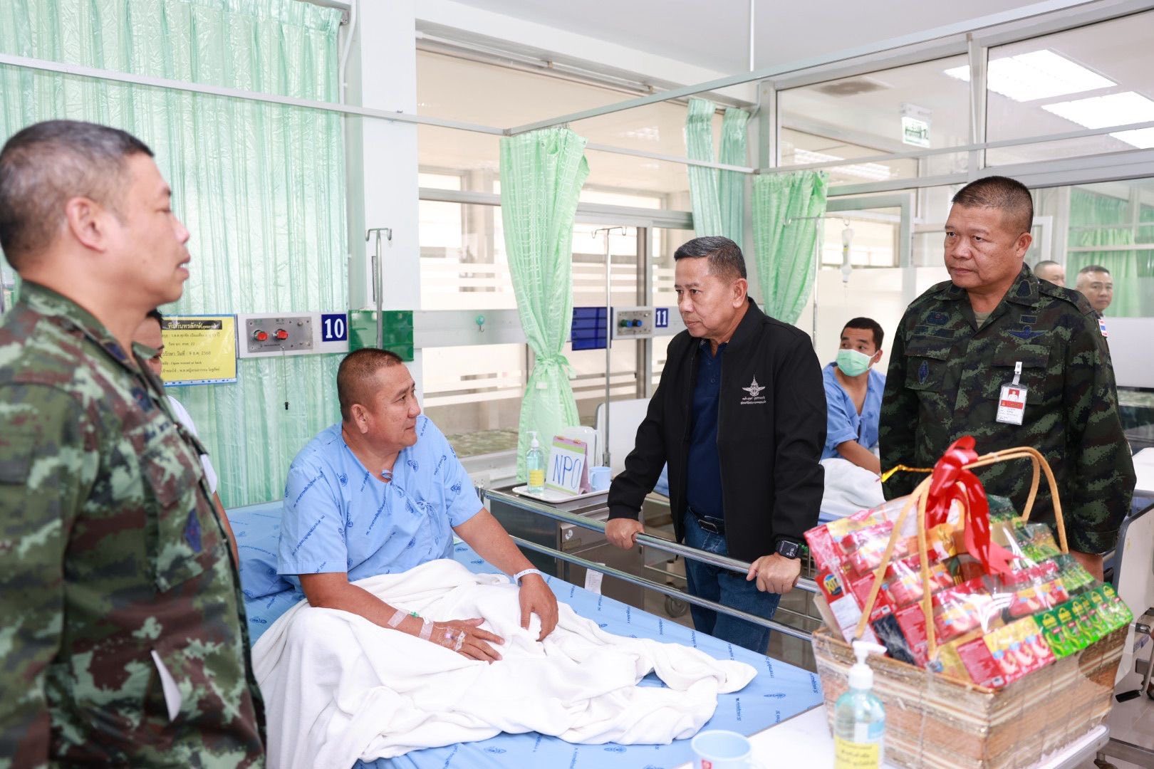 รัฐมนตรีช่วยว่าการกระทรวงกลาโหม ลงพื้นที่ ๔ โรงพยาบาล ๓ จังหวัด เยี่ยมให้กำลังใจทหารบาดเจ็บจากการสู้รบชายแดนไทย–กัมพูชา