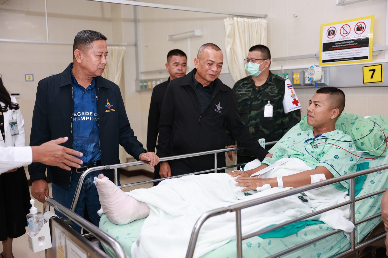 รัฐมนตรีช่วยว่าการกระทรวงกลาโหม เยี่ยมให้กำลังใจนักบิน–ช่างเครื่อง กองทัพบก หลังอากาศยาน ฮ.ท.๒๑๒ ลงฉุกเฉิน จ.สุรินทร์