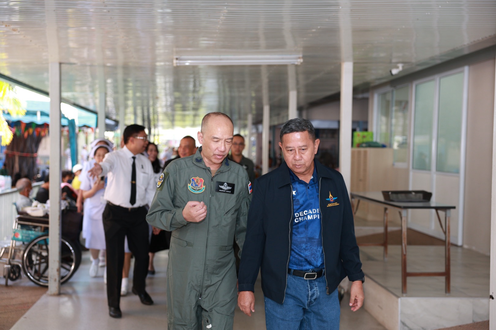 รัฐมนตรีช่วยว่าการกระทรวงกลาโหม เยี่ยมให้กำลังใจนักบิน–ช่างเครื่อง กองทัพบก หลังอากาศยาน ฮ.ท.๒๑๒ ลงฉุกเฉิน จ.สุรินทร์