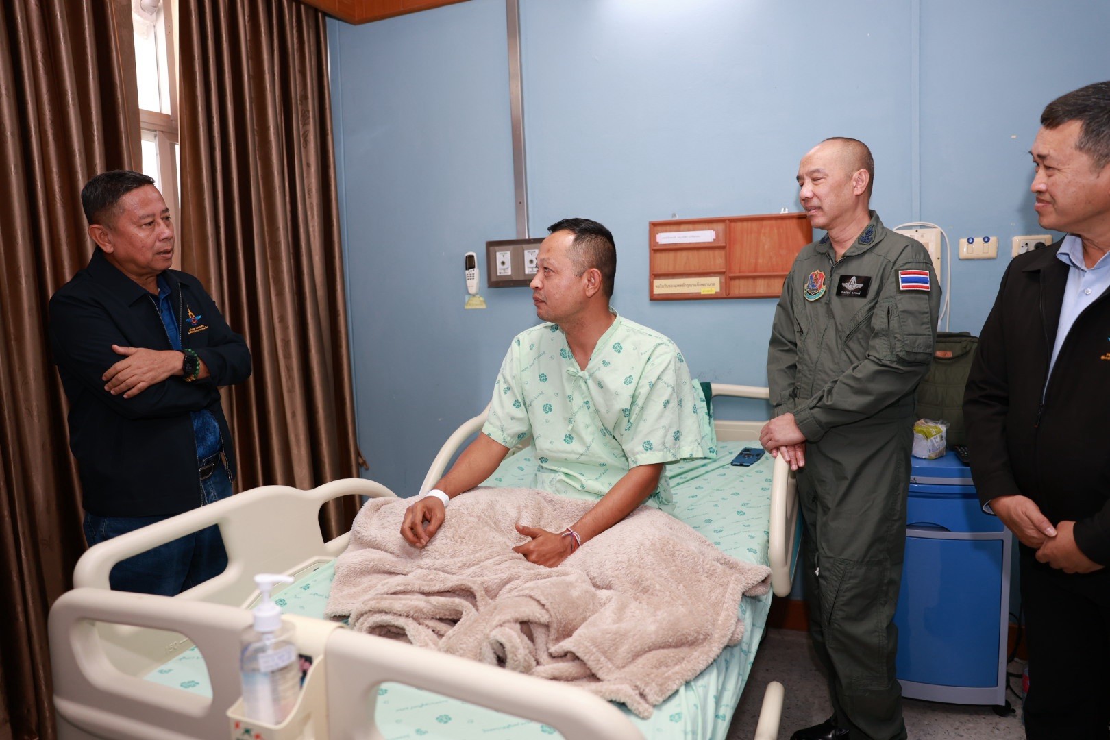 รัฐมนตรีช่วยว่าการกระทรวงกลาโหม เยี่ยมให้กำลังใจนักบิน–ช่างเครื่อง กองทัพบก หลังอากาศยาน ฮ.ท.๒๑๒ ลงฉุกเฉิน จ.สุรินทร์