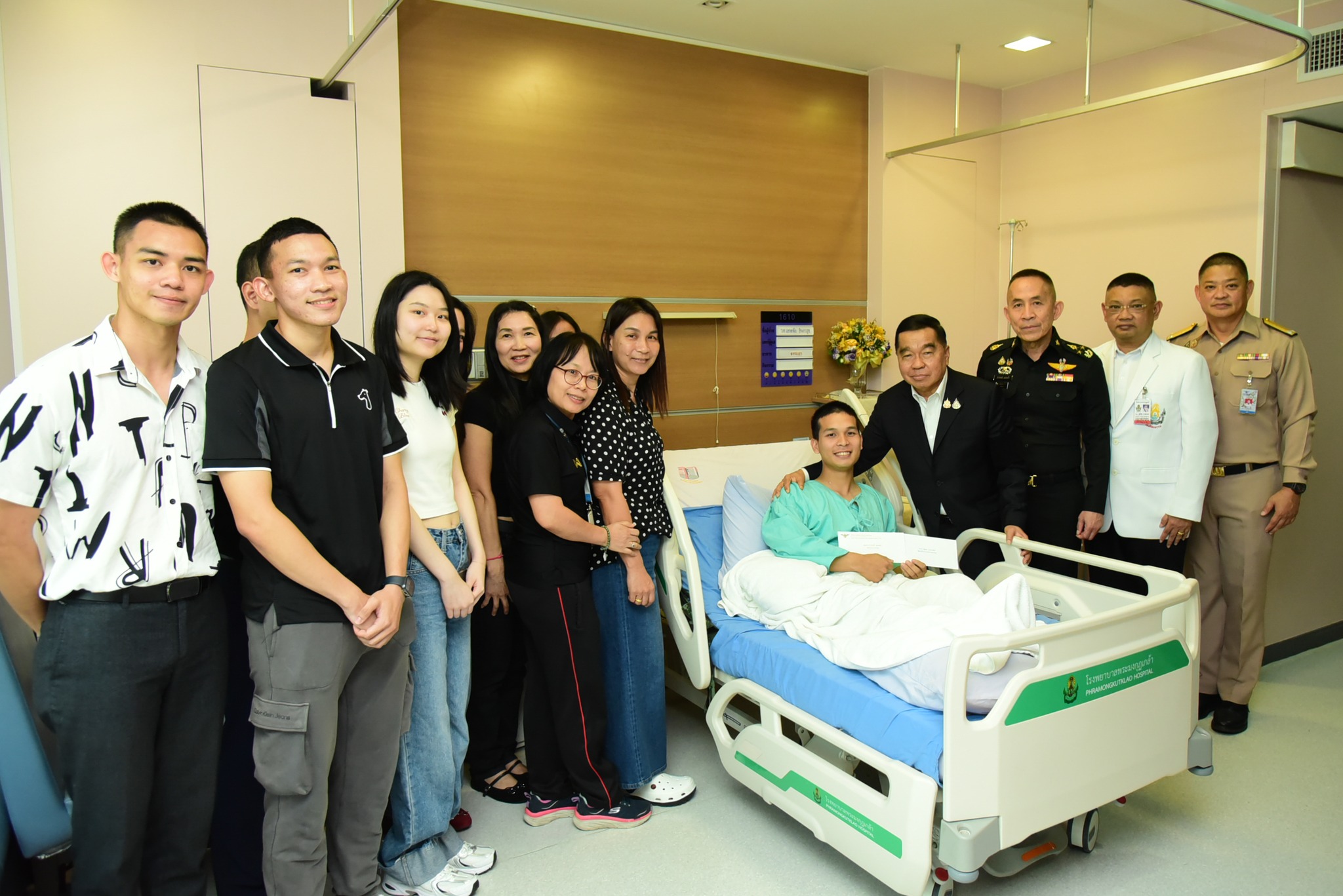 รัฐมนตรีว่าการกระทรวงกลาโหม พร้อมคณะ เยี่ยมบำรุงขวัญทหารกล้า