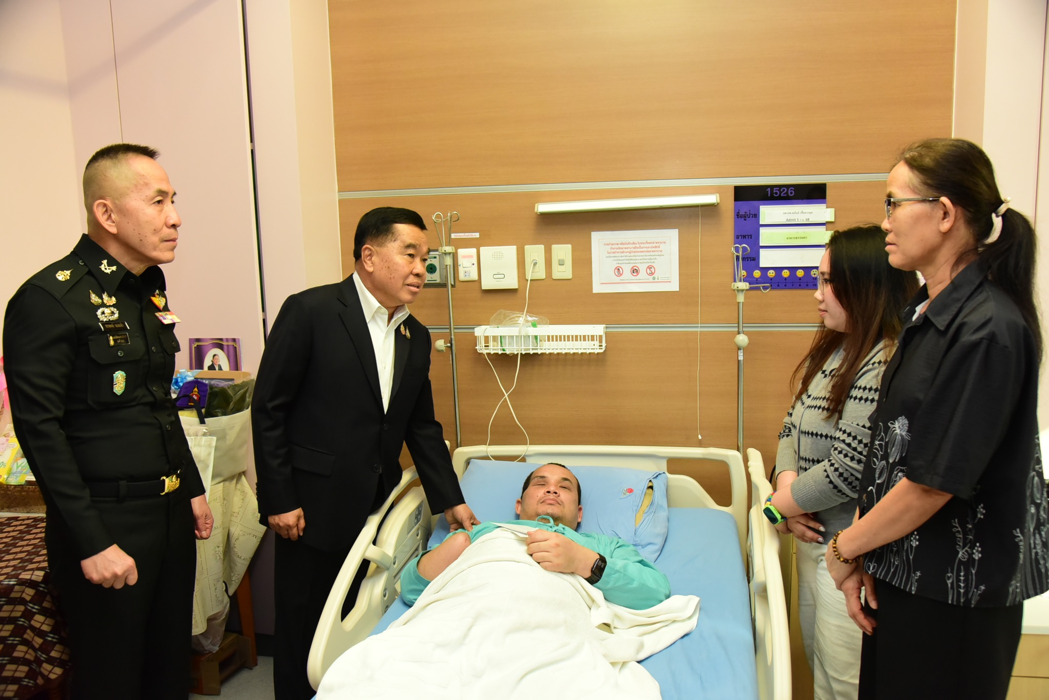 รัฐมนตรีว่าการกระทรวงกลาโหม พร้อมคณะ เยี่ยมบำรุงขวัญทหารกล้า