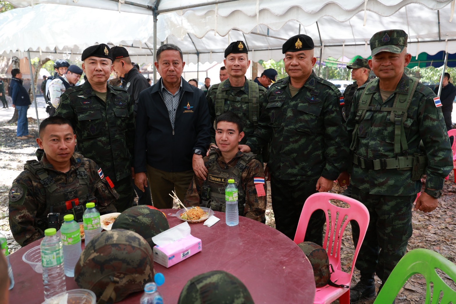 รัฐมนตรีช่วยว่าการกระทรวงกลาโหม ร่วมคณะ นายกรัฐมนตรีและรัฐมนตรีว่าการกระทรวงมหาดไทย ลงพื้นที่แนวชายแดนไทย–กัมพูชา