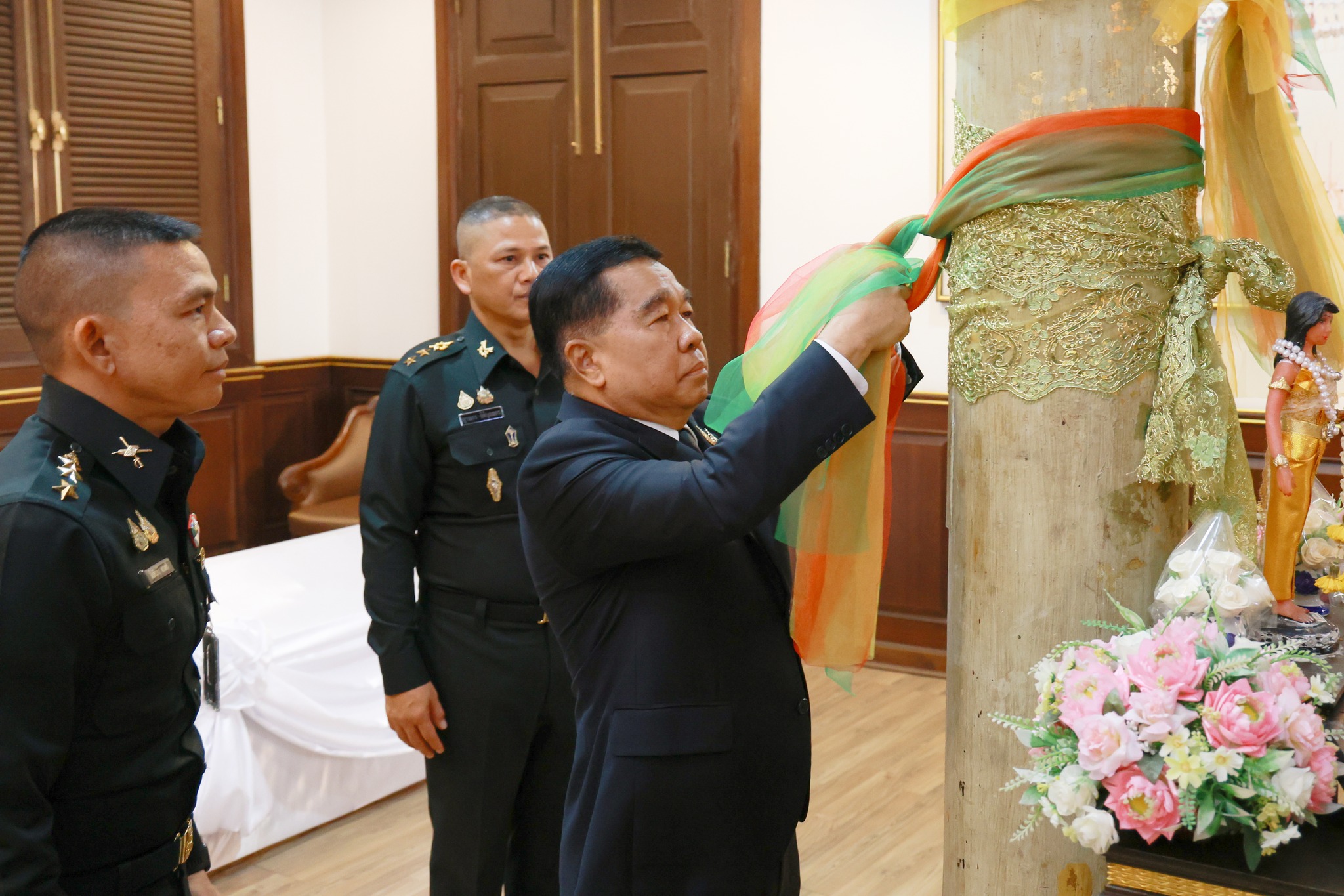 รัฐมนตรีว่าการกระทรวงกลาโหม เป็นประธานในพิธีสักการะสิ่งศักดิ์สิทธิ์ภายในศาลาว่าการกลาโหม