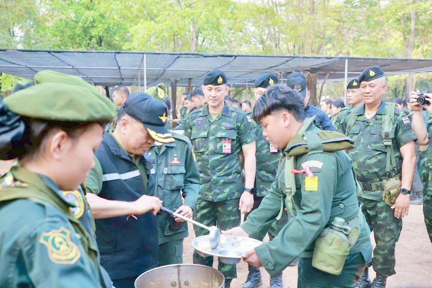 พลเอก ณัฐพล นาคพาณิชย์ รัฐมนตรีว่าการกระทรวงกลาโหม ตรวจเยี่ยมการฝึกภาคสนามนักศึกษาวิชาทหาร ประจำปีการศึกษา 2568