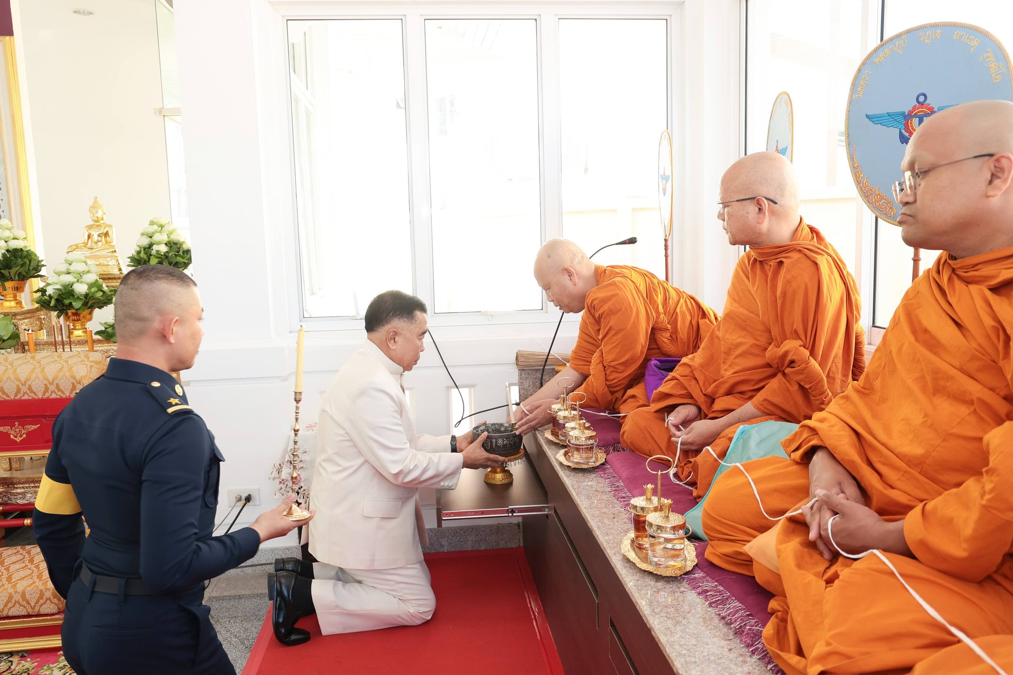 รัฐมนตรีว่าการกระทรวงกลาโหมเป็นประธานในพิธียกฉัตรพระพุทธรูปสำนักงานปลัดกระทรวงกลาโหม