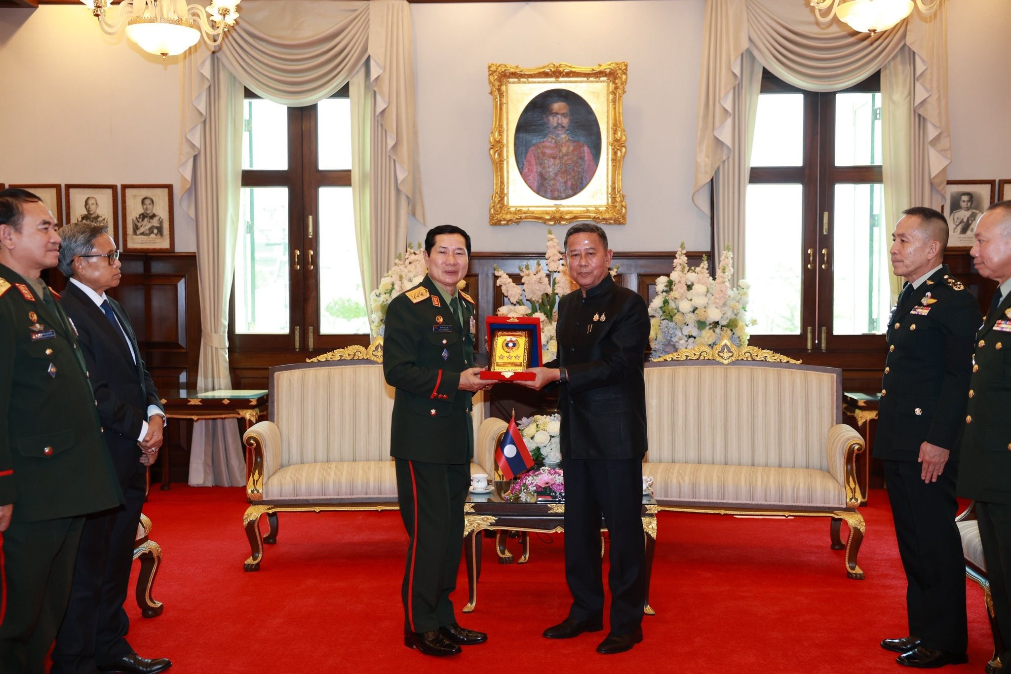 รัฐมนตรีว่าการกระทรวงกลาโหม ต้อนรับรองรัฐมนตรีกระทรวงป้องกันประเทศ สปป.ลาว