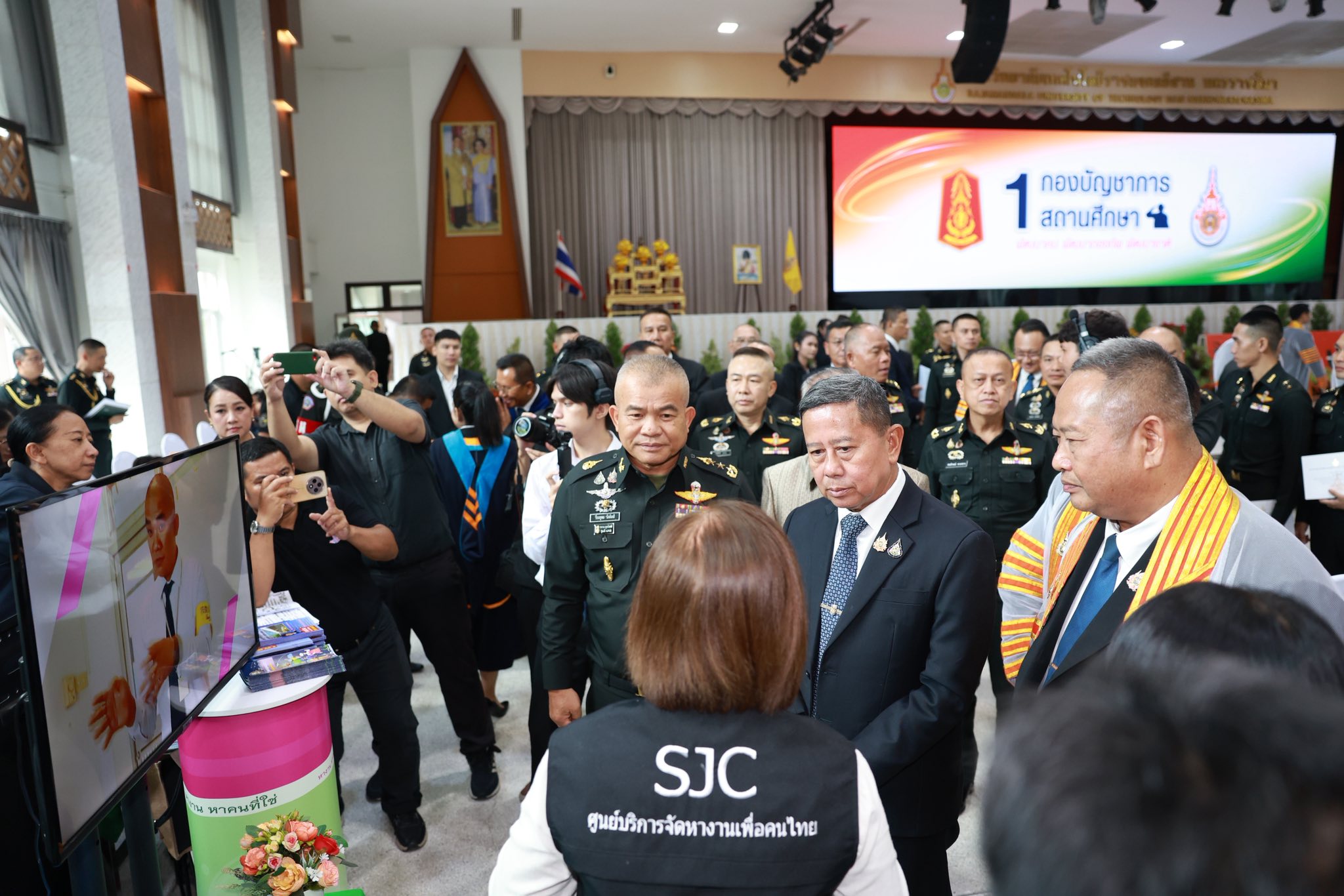 รัฐมนตรีว่าการกระทรวงกลาโหม เป็นประธานมอบประกาศนียบัตรแก่พลทหารต้นแบบ 24 นาย ผู้สำเร็จการศึกษารุ่นแรก ภายใต้โครงการ “๑ กองบัญชาการ ๑ สถานศึกษา”