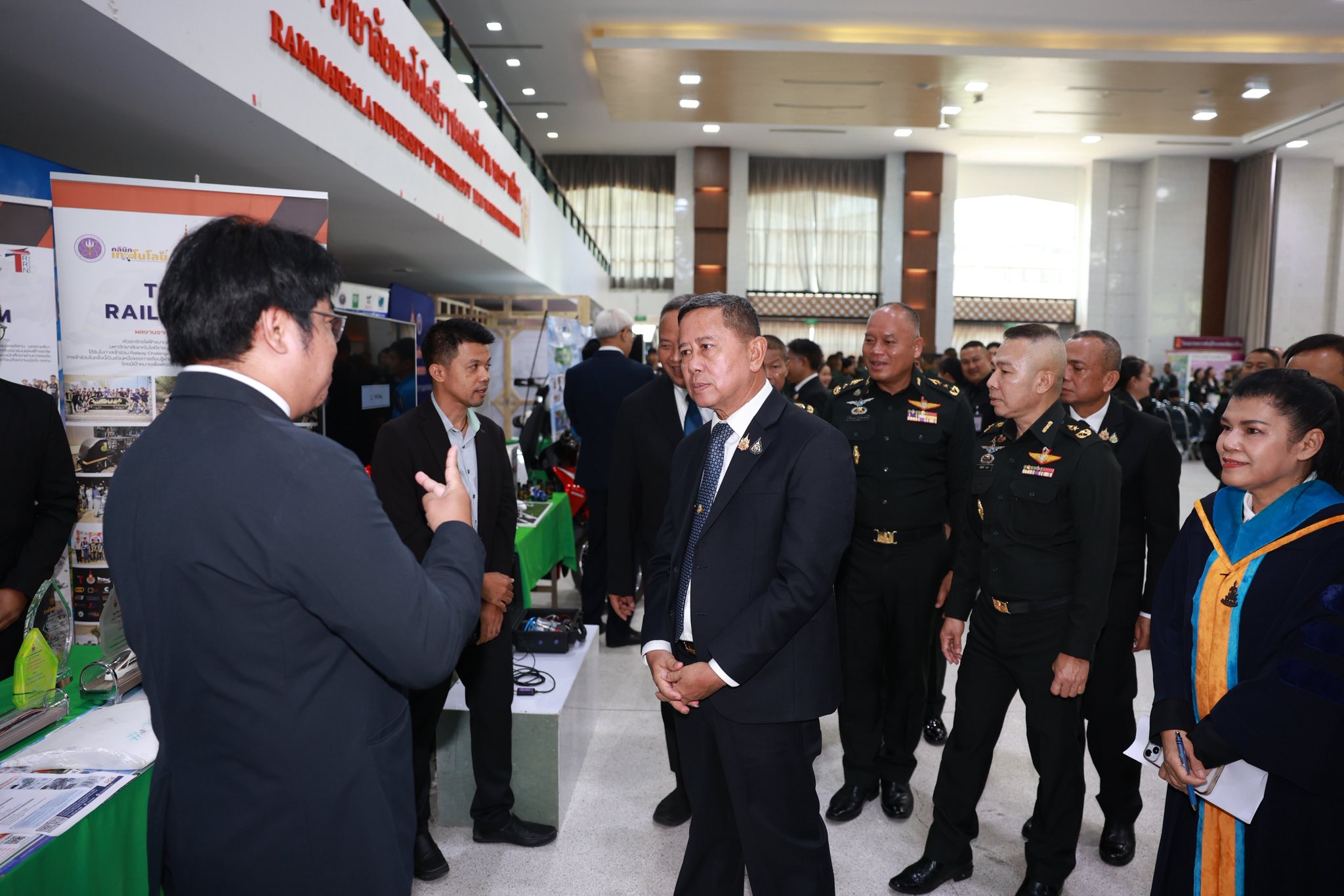 รัฐมนตรีว่าการกระทรวงกลาโหม เป็นประธานมอบประกาศนียบัตรแก่พลทหารต้นแบบ 24 นาย ผู้สำเร็จการศึกษารุ่นแรก ภายใต้โครงการ “๑ กองบัญชาการ ๑ สถานศึกษา”