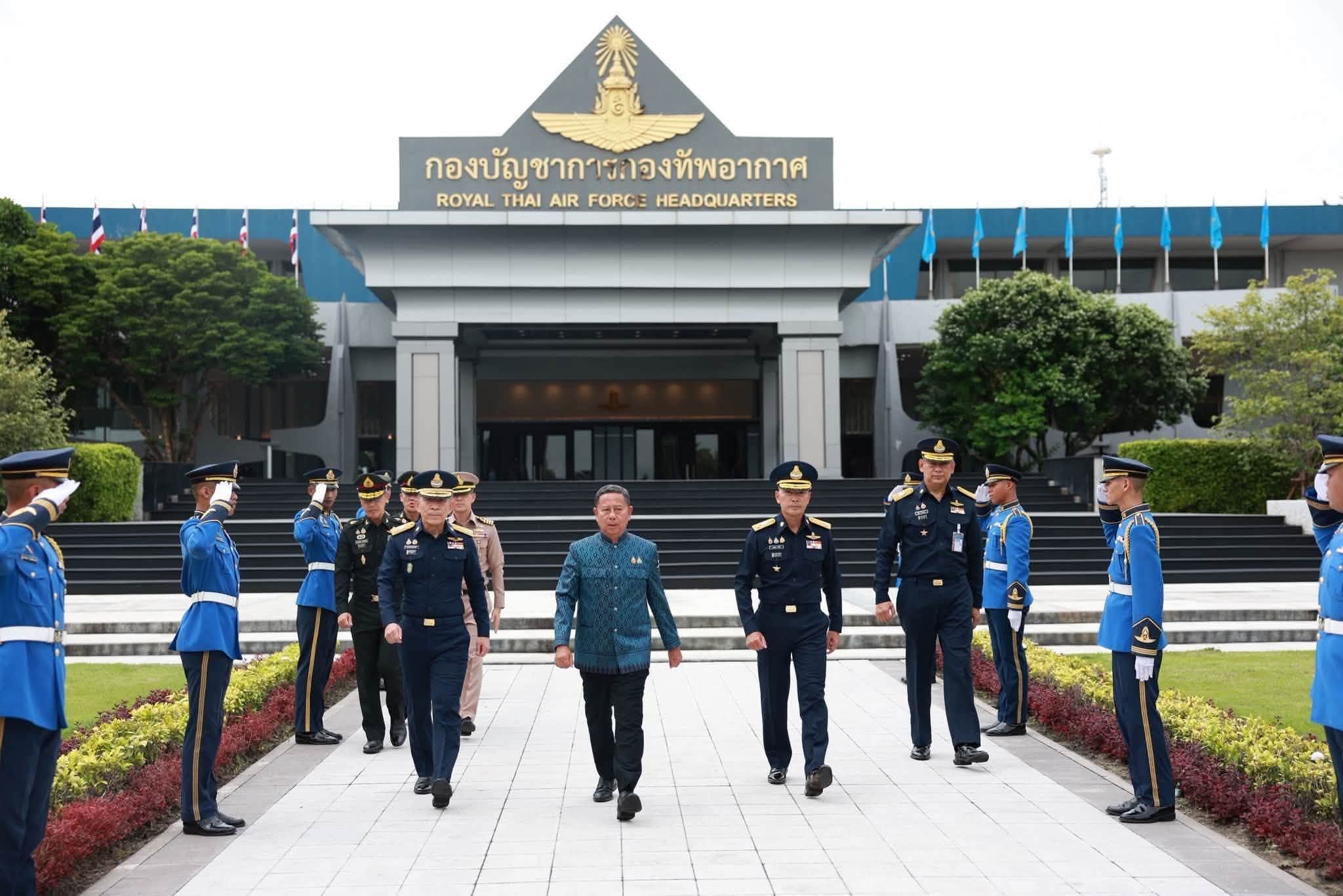 รัฐมนตรีว่าการกระทรวงกลาโหม ตรวจเยี่ยมกองทัพอากาศ ชื่นชมศักยภาพทหารอากาศ ย้ำเอกภาพทุกเหล่าทัพ