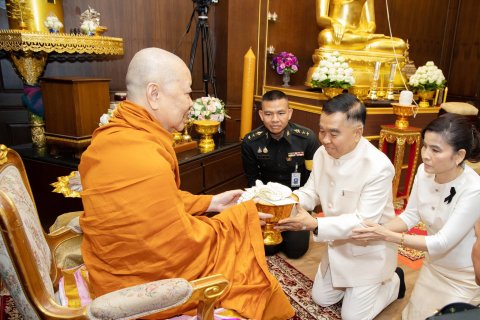 รัฐมนตรีว่าการกระทรวงกลาโหมเป็นประธานในพิธียกฉัตรพระพุทธรูปกระทรวงกลาโหม
